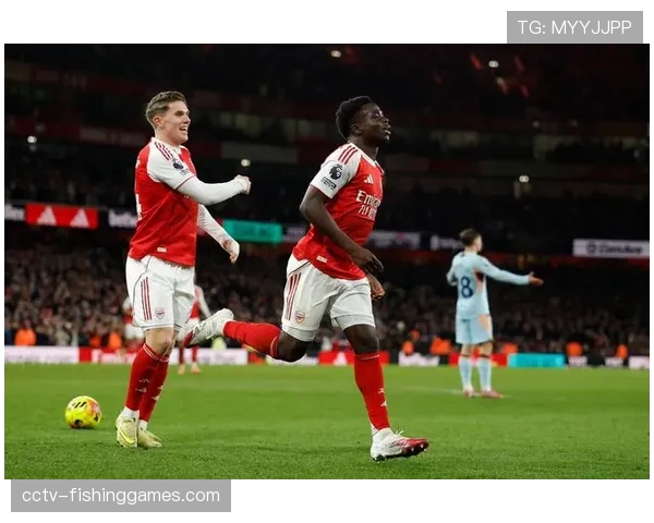 特写：萨卡绝杀后冲向北看台，与阿森纳球迷共同庆祝